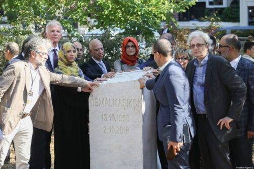 La prometida del periodista saudí asesinado Jamal Khashoggi, Hatice Cengiz (5 ° L), el CEO de Amazon Jeff Bezos (4 ° L), el ganador del Premio Nobel de la Paz Tawakkol Karman (2 ° L) y el editor y director ejecutivo de The Washington Post Fred Ryan (trasero L), Turan Kislakci (R), Jefe de la Asociación de Medios de Comunicación Árabe-Turca (TAM) y el Asesor del Presidente del Partido AK, Yasin Aktay (2 ° R), asisten a la ceremonia de inauguración del monumento de Jamal Khashoggi con su nombre, fecha de nacimiento y muerte frente al Consulado de Arabia Saudita en el primer aniversario de su asesinato, en Estambul, Turquía, el 2 de octubre de 2019. [Arif Hüdaverdi Yaman - Agencia Anadolu]