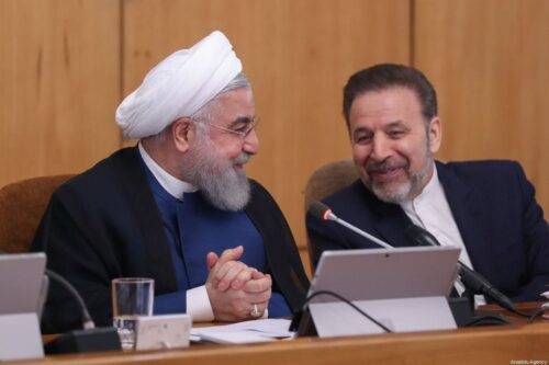 El presidente iraní Hassan Rouhani (L) habla con la oficina del presidente iraní Mahmoud Vaezi (R) durante la reunión del Consejo de Ministros en Teherán, Irán, el 2 de octubre de 2019. [PRESIDENCIA IRÁNICA / FOLLETO - Agencia Anadolu]