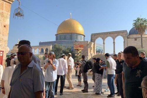 Colonos israelíes vistos en el Complejo de la Mezquita Al-Aqsa, durante la festividad judía de Sucot, el 17 de octubre de 2019 [Kudüs İslami Vakıflar İdaresi / Folleto / Agencia Anadolu]