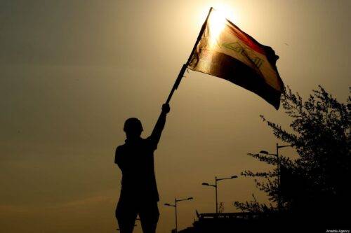 Un manifestante asiste a manifestaciones antigubernamentales en la capital de Iraq, Bagdad, el 2 de noviembre de 2019 [Murtadha Sudani / Agencia Anadolu]