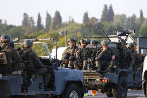 Los soldados israelíes llegan para tomar medidas alrededor de las carreteras en la ciudad de Sderot, en el sur de Israel, el 13 de noviembre de 2019 [Mostafa Alkharouf - Agencia Anadolu]