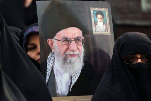 TEHERÁN, IRÁN - 25 DE NOVIEMBRE: Los manifestantes sostienen carteles del líder supremo iraní, el ayatolá Ali Khamenei, durante una manifestación progubernamental para reaccionar ante las protestas debido al aumento del precio del combustible de Irán, el 25 de noviembre de 2019 en Teherán, Irán. (Fatemeh Bahrami - Agencia Anadolu)
