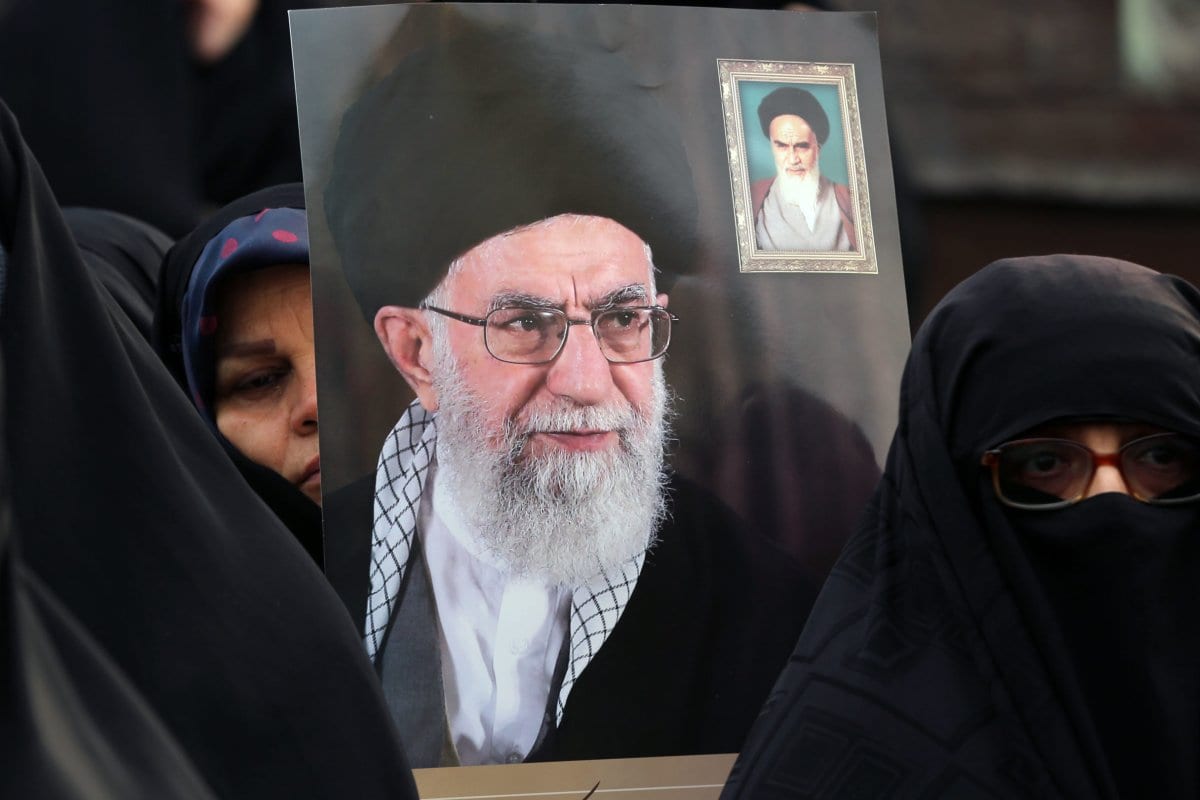 TEHERÁN, IRÁN - 25 DE NOVIEMBRE: Los manifestantes sostienen carteles del líder supremo iraní, el ayatolá Ali Khamenei, durante una manifestación progubernamental para reaccionar ante las protestas debido al aumento del precio del combustible de Irán, el 25 de noviembre de 2019 en Teherán, Irán. (Fatemeh Bahrami - Agencia Anadolu)