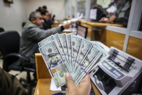 CIUDAD DE GAZA, GAZA - 24 DE DICIEMBRE: La gente espera en la fila para recibir ayuda financiera, provista por Qatar, en una oficina de correos en la ciudad de Gaza, Gaza el 24 de diciembre de 2019. (Alı H.m. Jadallah - Agencia Anadolu)