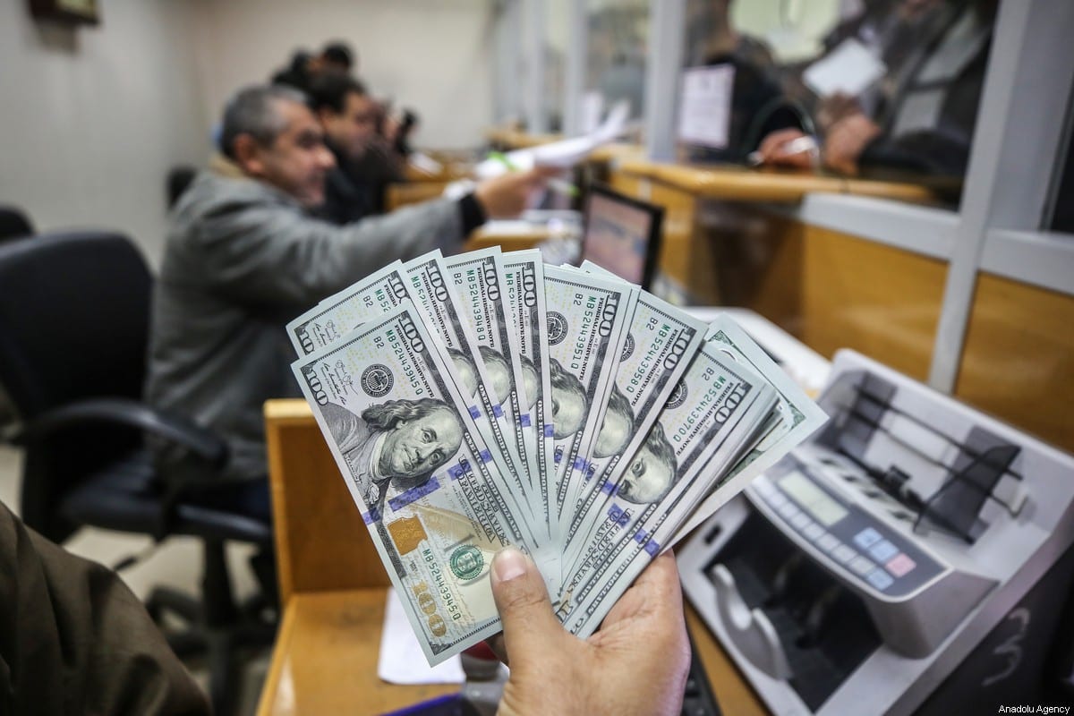 CIUDAD DE GAZA, GAZA - 24 DE DICIEMBRE: La gente espera en la fila para recibir ayuda financiera, provista por Qatar, en una oficina de correos en la ciudad de Gaza, Gaza el 24 de diciembre de 2019. (Alı H.m. Jadallah - Agencia Anadolu)