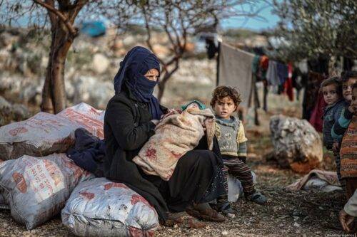Una familia siria, que se ha visto obligada a desplazarse debido a los ataques llevados a cabo por el régimen de Assad y Rusia, es vista en un campamento en Idlib, Siria, el 28 de diciembre de 2019 [Muhammed Said / Agencia Anadolu]