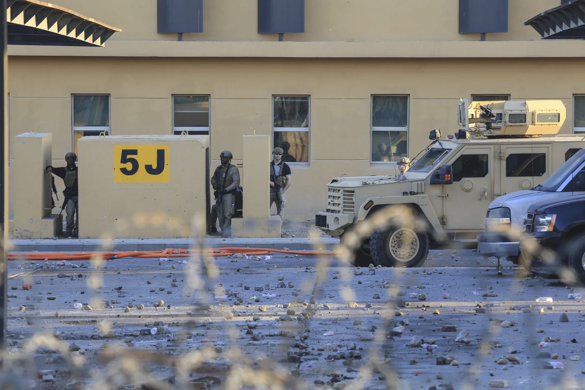 Los soldados estadounidenses hacen guardia mientras los indignados manifestantes iraquíes asaltan la embajada de Estados Unidos en Bagdad, protestando por los ataques de Washington contra batallones armados que pertenecen a las fuerzas de Hashd al-Shaabi respaldadas por Irán el 31 de diciembre de 2019. [Murtadha Sudani - Agencia Anadolu]