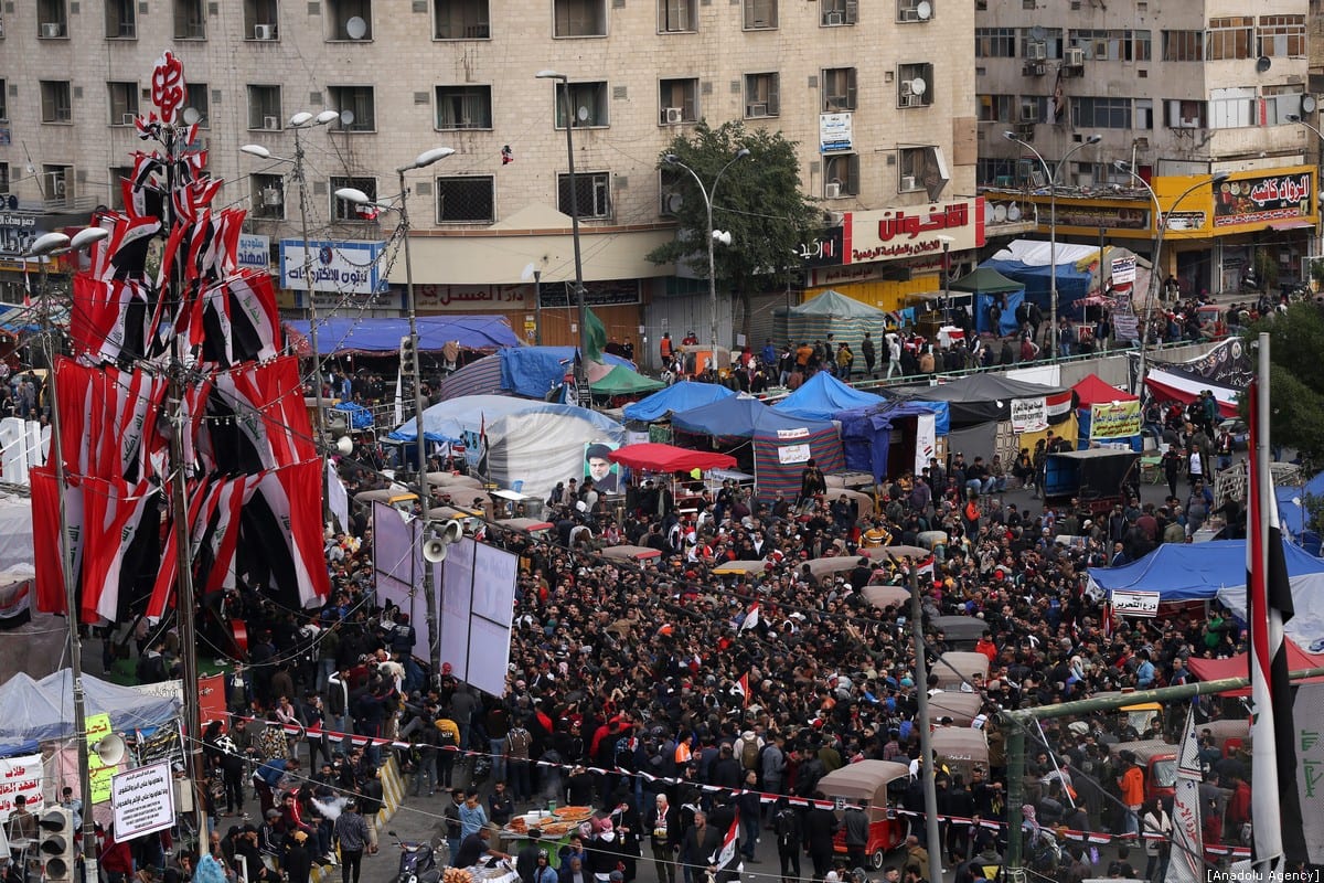 BAGDAD, IRAK - 10 DE ENERO: Los iraquíes continúan participando en protestas antigubernamentales en la Plaza Tahrir en Bagdad, Iraq el 10 de enero de 2020. Las protestas antigubernamentales estallaron el 1 de octubre de 2019 en Irak, después de una semana de descanso, Las protestas se intensificaron el 25 de octubre y continuaron sin interrupción durante 100 días. (Murtadha Sudani - Agencia Anadolu)