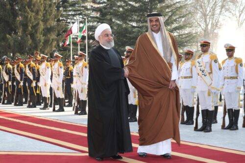 Emir Sheikh Tamim bin Hamad al-Thani de Qatar es recibido por el presidente iraní Hassan Rouhani con una ceremonia oficial de bienvenida en el Complejo del Palacio de Sa'dabad en Teherán, Irán, el 12 de enero de 2020. (PRESIDENCIA IRÁNICA / FOLLETO - Agencia Anadolu)