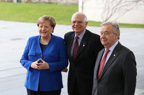 El Alto Representante de la UE para Asuntos Exteriores y Política de Seguridad, Josep Borrell, la canciller alemana, Angela Merkel, y el Secretario General de las Naciones Unidas, Antonio Guterres, posan para una foto dentro de la Conferencia de Berlín sobre la paz libia en Berlín, Alemania, el 19 de enero de 2020 [Murat Kula / Anadolu Agencia]