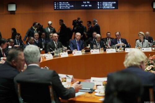 El presidente de Turquía, Recep Tayyip Erdogan, y el ministro de Asuntos Exteriores de Turquía, Mevlut Cavusoglu, asistieron a la Conferencia de Berlín sobre la paz libia en Berlín, Alemania, el 19 de enero de 2020. [Presidencia turca / Murat Cetinmuhurdar / Agencia Anadolu]