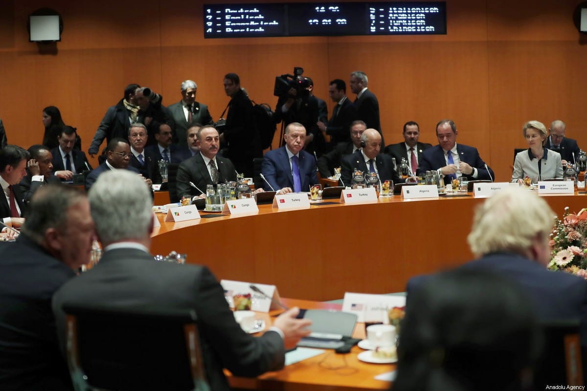 El presidente de Turquía, Recep Tayyip Erdogan, y el ministro de Asuntos Exteriores de Turquía, Mevlut Cavusoglu, asistieron a la Conferencia de Berlín sobre la paz libia en Berlín, Alemania, el 19 de enero de 2020. [Presidencia turca / Murat Cetinmuhurdar / Agencia Anadolu]