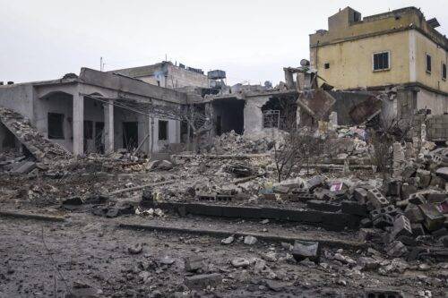 Los restos de una casa se ven después de que las fuerzas rusas llevaran a cabo ataques aéreos contra al Jinah Villahe en Idlib, una zona de desescalada en el noroeste de Siria, el 20 de enero de 2020 [brahim Dervis / Agencia Anadolu]