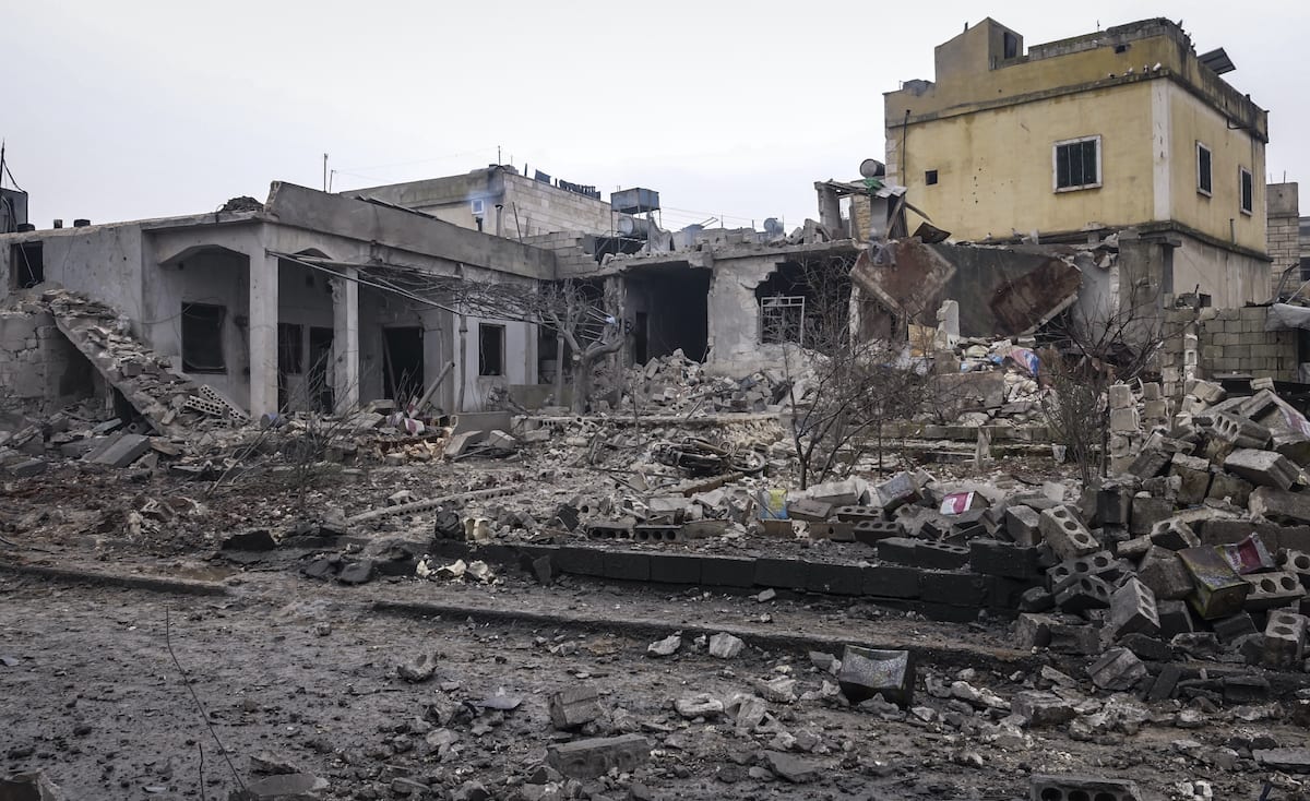 Los restos de una casa se ven después de que las fuerzas rusas llevaran a cabo ataques aéreos contra al Jinah Villahe en Idlib, una zona de desescalada en el noroeste de Siria, el 20 de enero de 2020 [brahim Dervis / Agencia Anadolu]