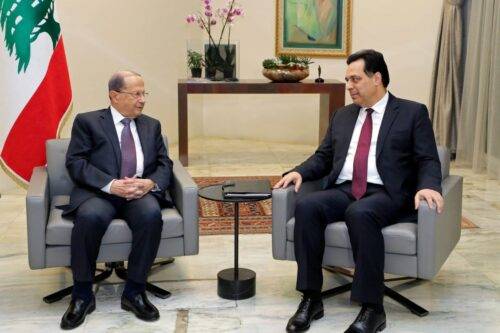El presidente libanés, Michel Aoun (izq.) Recibe al primer ministro designado Hassan Diab (d) en el Palacio Baabda en Beirut, Líbano, el 21 de enero de 2020 [Folleto de la Presidencia libanesa / Agencia Anadolu]