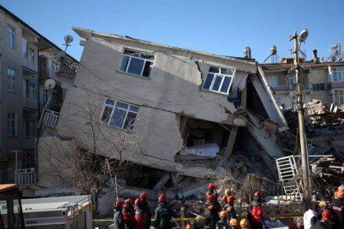 Los equipos de rescate buscan supervivientes en los escombros del terremoto en el vecindario de Sursuru después de un terremoto de magnitud 6,8 ​​que sacudió la provincia turca oriental de Elazig el 25 de enero de 2020 [Sercan Küçükşahin / Agencia Anadolu]