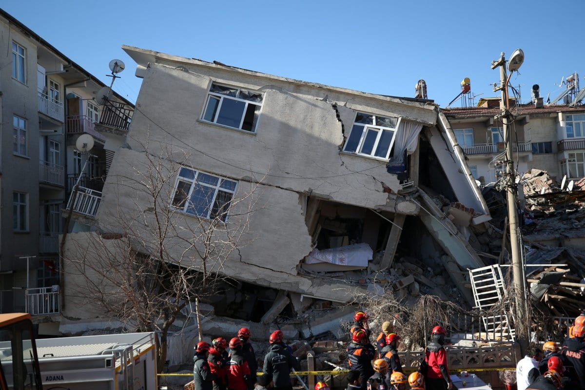 Los equipos de rescate buscan supervivientes en los escombros del terremoto en el vecindario de Sursuru después de un terremoto de magnitud 6,8 ​​que sacudió la provincia turca oriental de Elazig el 25 de enero de 2020 [Sercan Küçükşahin / Agencia Anadolu]