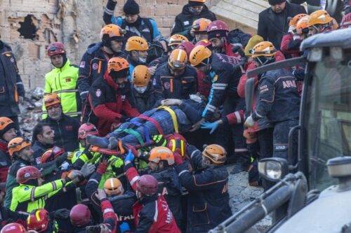 Un hombre es rescatado de los escombros del terremoto en el vecindario de Mustafa Pasa mientras los equipos realizan operaciones de búsqueda y rescate para los sobrevivientes de un edificio derrumbado después de un terremoto de magnitud 6,8 ​​que sacudió la provincia turca oriental de Elazig el 25 de enero de 2020 [Agencia Ali Balıkçı / Anadolu]