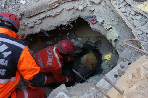 Una mujer es rescatada de los escombros del terremoto mientras los equipos realizan operaciones de búsqueda y rescate para los sobrevivientes de un edificio derrumbado después de que un terremoto de magnitud 6,8 ​​sacudiera la provincia turca oriental de Elazig el 25 de enero de 2020 [Comando General de Gendarmería / Folleto / Agencia Anadolu de Turquía ]