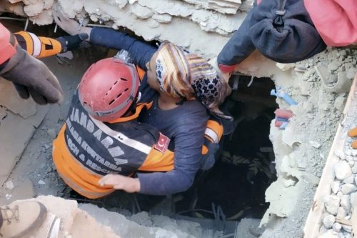 Una mujer es rescatada de los escombros del terremoto mientras los equipos realizan operaciones de búsqueda y rescate para los sobrevivientes de un edificio derrumbado después de que un terremoto de magnitud 6,8 ​​sacudiera la provincia turca oriental de Elazig el 25 de enero de 2020 [Comando General de Gendarmería / Folleto / Agencia Anadolu de Turquía ]