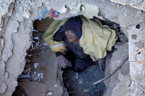 Una mujer es rescatada de los escombros del terremoto mientras los equipos realizan operaciones de búsqueda y rescate para los sobrevivientes de un edificio derrumbado después de que un terremoto de magnitud 6,8 ​​sacudiera la provincia turca oriental de Elazig el 25 de enero de 2020 [Comando General de Gendarmería / Folleto / Agencia Anadolu de Turquía ]
