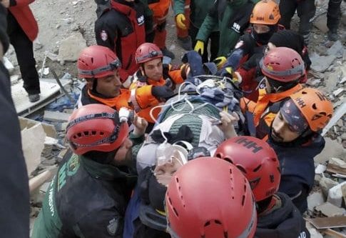 Una mujer es rescatada de los escombros del terremoto mientras los equipos realizan operaciones de búsqueda y rescate para los sobrevivientes de un edificio derrumbado después de que un terremoto de magnitud 6,8 ​​sacudiera la provincia turca oriental de Elazig el 25 de enero de 2020 [Comando General de Gendarmería / Folleto / Agencia Anadolu de Turquía ]