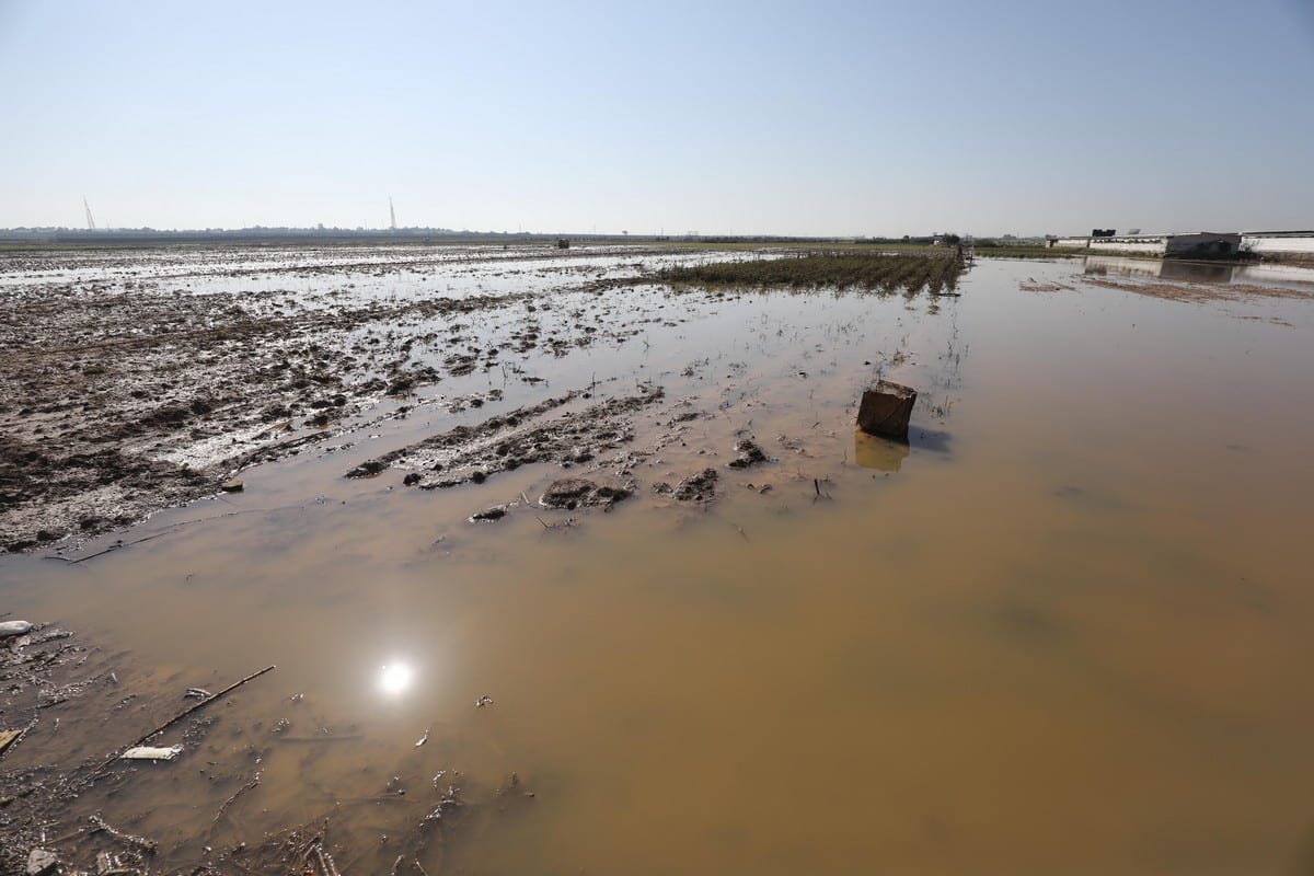 Las fuerzas israelíes abrieron tiendas de agua de lluvia que permitieron que el agua inundara Gaza el 15 de enero de 2020 [Mohammed Asad / Middle East Monitor]