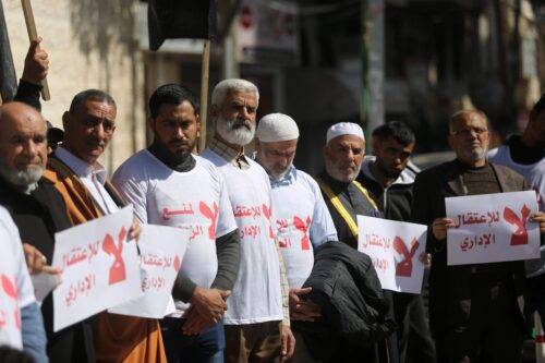 Los palestinos participan durante una protesta contra la detención administrativa, frente a la oficina de la Cruz Roja en la ciudad de Gaza el 22 de febrero de 2018. [Ashraf Amra]