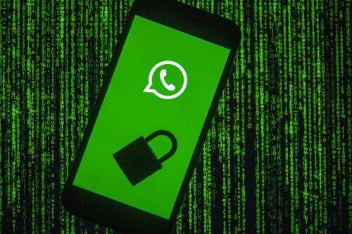 El logotipo de WhatsApp se muestra en la pantalla de un teléfono inteligente con un candado, en esta foto ilustrada tomada en Ankara, Turquía, el 10 de diciembre de 2019. [Ali Balıkçı - Agencia Anadolu]