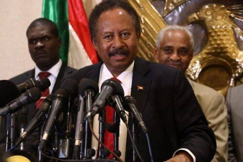 El primer ministro sudanés, Abdalla Hamdok, celebra una conferencia de prensa en el aeropuerto internacional de Jartum en Jartum, Sudán, el 8 de diciembre de 2019 [Agencia Mahmoud Hjaj / Anadolu]