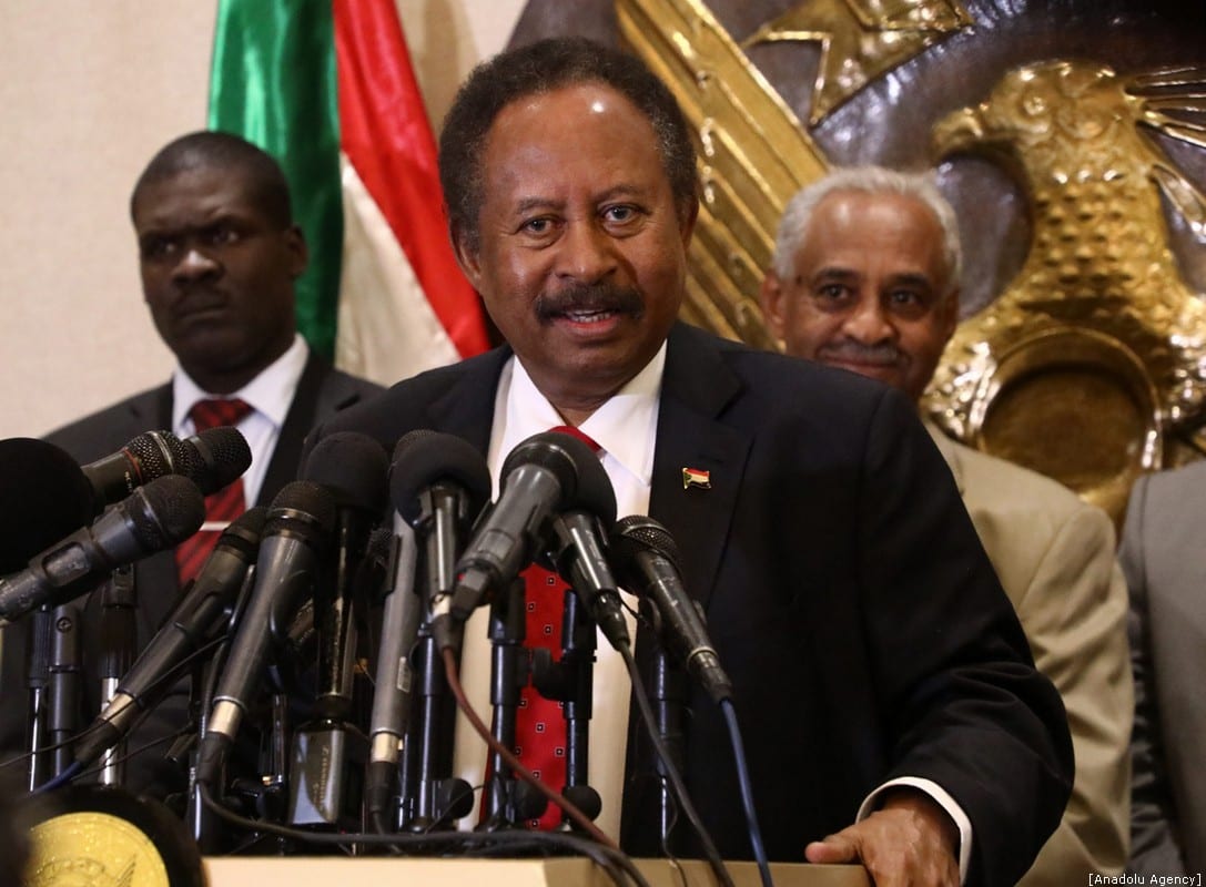 El primer ministro sudanés, Abdalla Hamdok, celebra una conferencia de prensa en el aeropuerto internacional de Jartum en Jartum, Sudán, el 8 de diciembre de 2019 [Agencia Mahmoud Hjaj / Anadolu]
