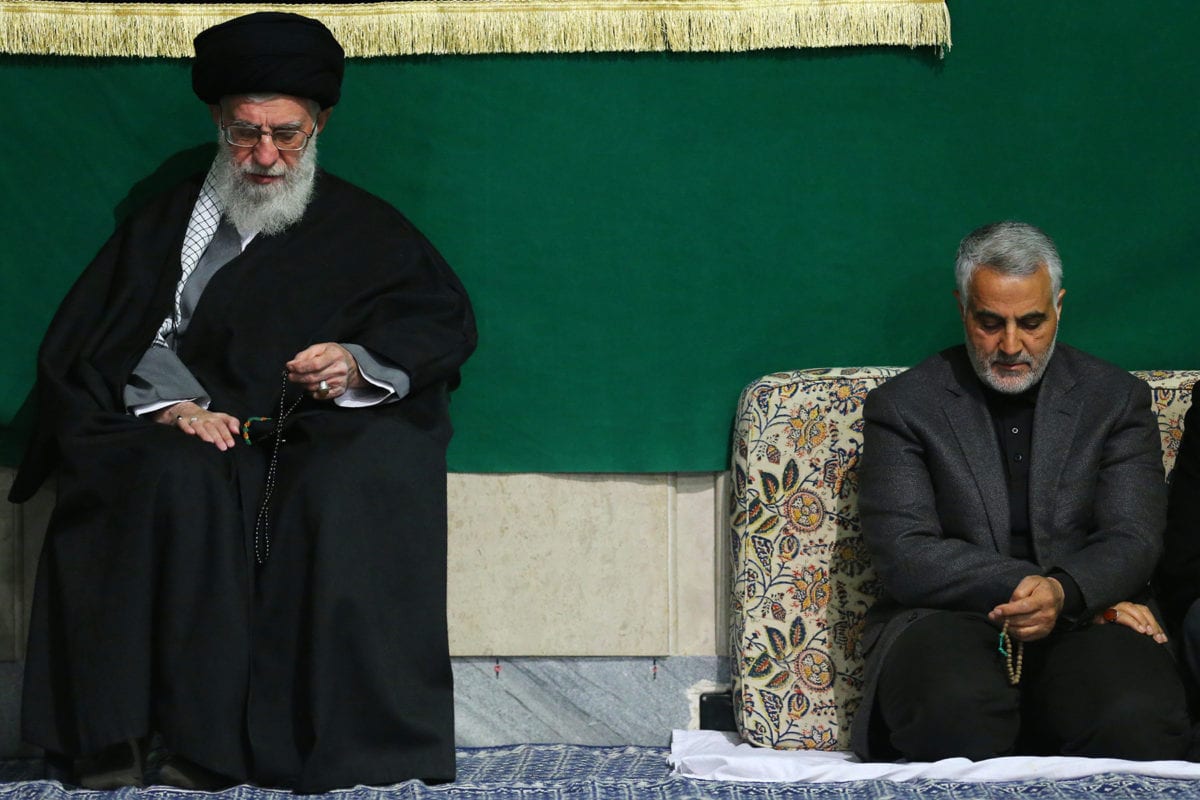 Ayatollah Sayyed Ali Khamenei y Qasem Soleimani el 27 de marzo de 2015 [Wikipedia]