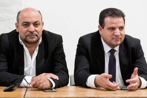 Miembro de la Knesset para la Lista Árabe Unida Masud Ghnaim (L) y Ayman Odeh (R) miembro de la Knesset y jefe de la Lista Conjunta, una alianza política de cuatro partidos dominados por los árabes Hadash, Balad, la Lista Árabe Unida, y Ta'al durante una conferencia organizada por Abp Asbl (Association belgo palestinienne) el 3 de septiembre de 2018 en Bruselas, Bélgica. [Thierry Monasse / Getty Images]
