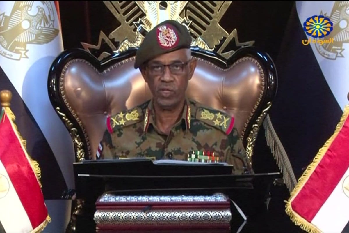 Una captura de una transmisión en vivo de Sudán TV muestra al ministro de Defensa sudanés Awad Ibn Ouf pronunciando un discurso en Jartum el 12 de abril de 2019, anunciando que renunciará a favor del general Abdel Fattah al-Burhan Abdulrahman para sucederlo. [Sudán TV / AFP) / XGTY / AFP / Getty Images]