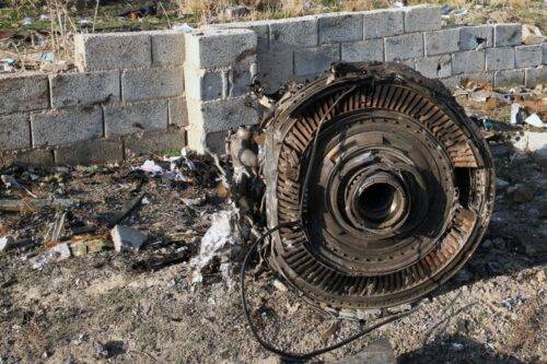 Un motor yace en el suelo después de que un avión ucraniano que transportaba a 176 pasajeros se estrelló cerca del aeropuerto Imam Khomeini en la capital iraní, Teherán, temprano en la mañana del 8 de enero de 2020, matando a todos a bordo [AFP a través de Getty Images]