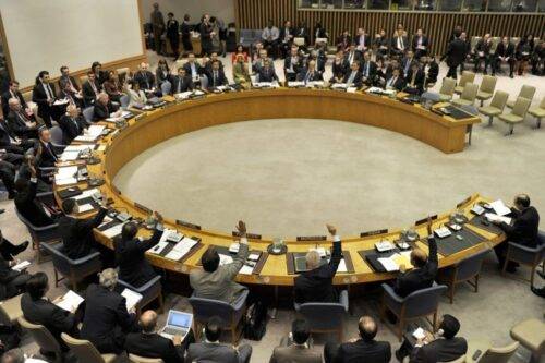Los miembros del Consejo de Seguridad de las Naciones Unidas votan para extender su misión política en Libia con el mandato de promover la democracia durante una reunión sobre Libia y la situación en el Medio Oriente el 12 de marzo de 2012 [AFP PHOTO / TIMOTHY A. CLARY / Getty]