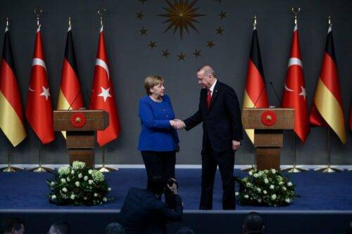 El presidente de Turquía, Recep Tayyip Erdogan (R) y la canciller alemana Angela Merkel (L) en Estambul, Turquía, el 24 de enero de 2020 [Arif Hüdaverdi Yaman / Agencia Anadolu]