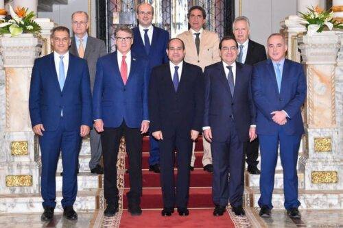 Funcionarios, incluido el ministro de Energía israelí, Yuval Steinitz (FR) y el presidente egipcio, Abdel Fattah Al-Sisi (C), posan para una foto después del Foro Mediterráneo del Gas en la capital egipcia, El Cairo, Egipto, el 26 de julio de 2019 [simonarann / Twitter]