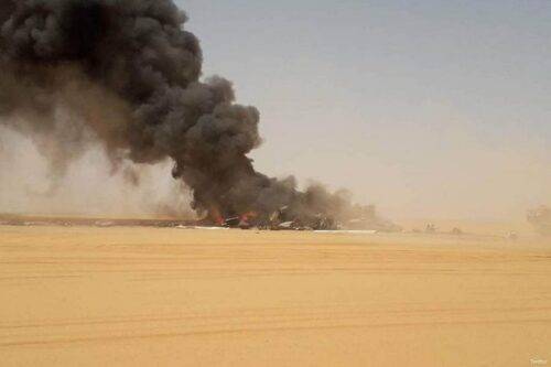 El humo sale de un accidente aéreo cerca del campo petrolífero Sharara de Libia el 30 de abril de 2018 [Twitter]