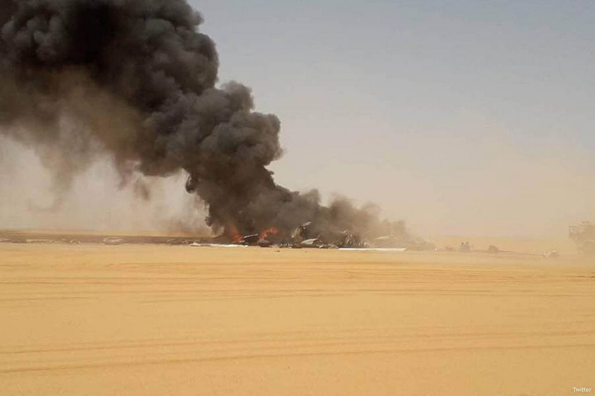 El humo sale de un accidente aéreo cerca del campo petrolífero Sharara de Libia el 30 de abril de 2018 [Twitter]