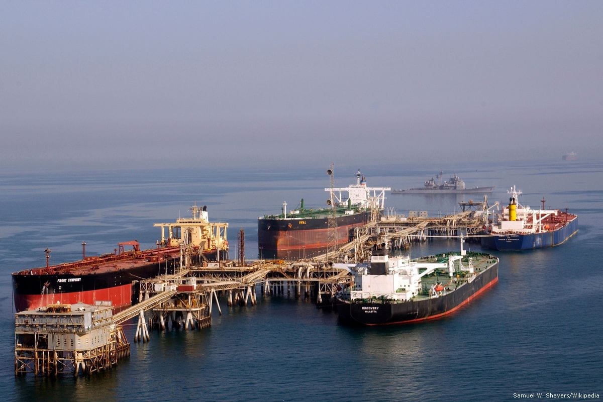 Petroleros vistos en la terminal petrolera de Al-Basra en Iraq [Samuel W. Shavers / Wikipedia]