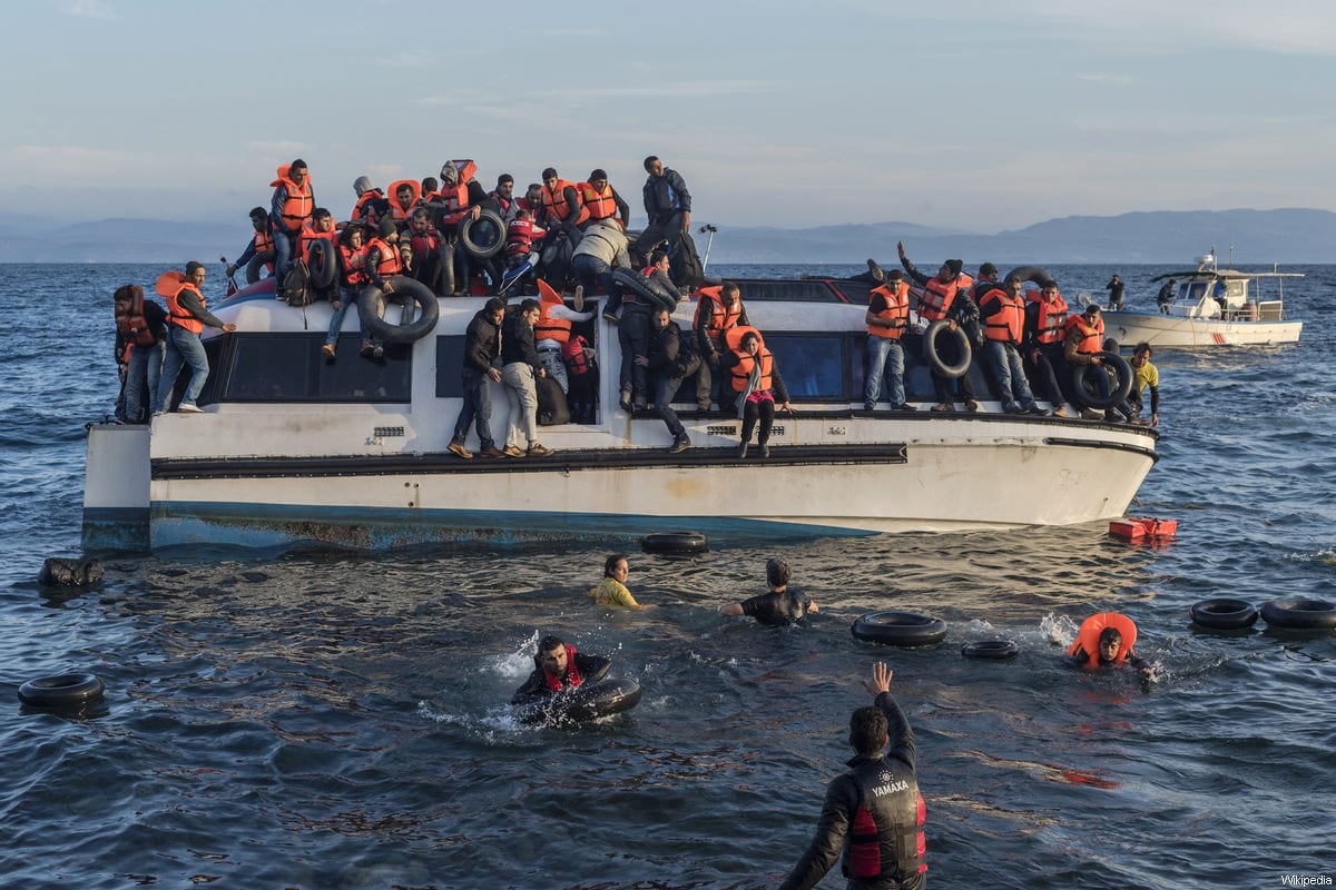 Refugiados sirios e iraquíes llegan de Turquía a Skala Sykamias, isla de Lesbos, Grecia, el 30 de octubre de 2015 [Ggia / Wikipedia]