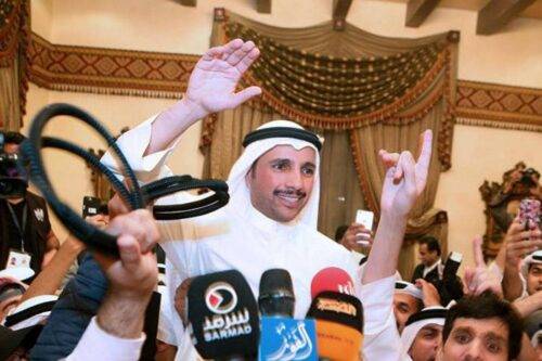El presidente de la Asamblea Nacional de Kuwait, Marzouq Al-Ghanim (C), es recibido nuevamente como un héroe después de su fuerte ataque contra la delegación israelí durante la conferencia de cinco días de la UIP.
