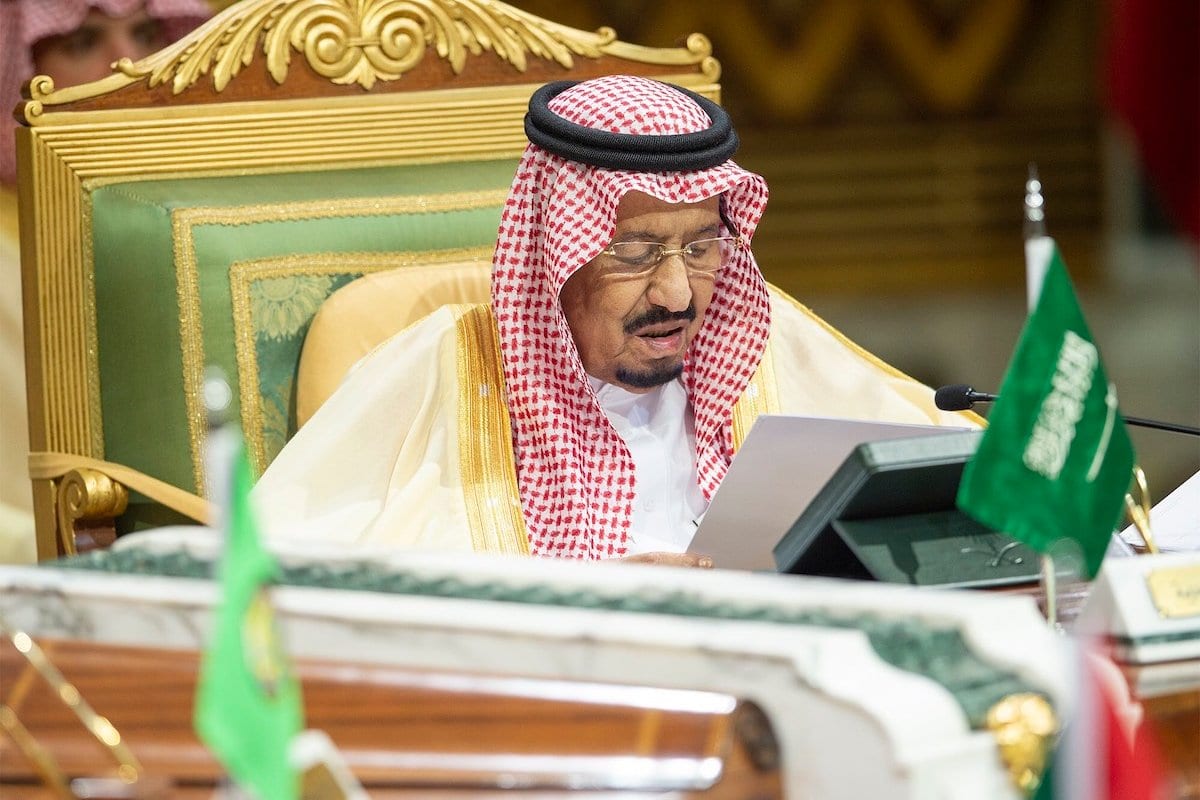El rey de Arabia Saudita, Salman bin Abdulaziz Al Saud, pronuncia un discurso durante la 39ª Cumbre del Consejo de Cooperación del Golfo (CCG) en Riad, Arabia Saudita, el 09 de diciembre de 2018. [Bandar Algaloud / Consejo del Reino de Arabia Saudita / Folleto / Agencia Anadolu]