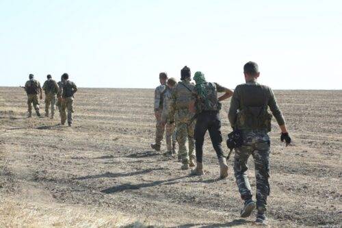 RAS AL-AYN, SIRIA - 11 DE NOVIEMBRE: los miembros del Ejército Nacional Sirio (SNA) controlan el área que fue despejada del PKK, catalogada como organización terrorista por Turquía, Estados Unidos y la UE, y la milicia siria kurda YPG, que Turquía considera como grupo terrorista, después de la Operación Primavera de Paz de Turquía, en el este de Ras Al-Ayn, Siria, el 11 de noviembre de 2019. (Muhammed Nur - Agencia Anadolu)
