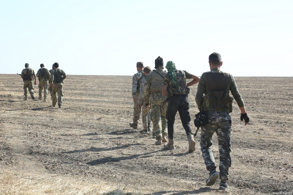 RAS AL-AYN, SIRIA - 11 DE NOVIEMBRE: los miembros del Ejército Nacional Sirio (SNA) controlan el área que fue despejada del PKK, catalogada como organización terrorista por Turquía, Estados Unidos y la UE, y la milicia siria kurda YPG, que Turquía considera como grupo terrorista, después de la Operación Primavera de Paz de Turquía, en el este de Ras Al-Ayn, Siria, el 11 de noviembre de 2019. (Muhammed Nur - Agencia Anadolu)