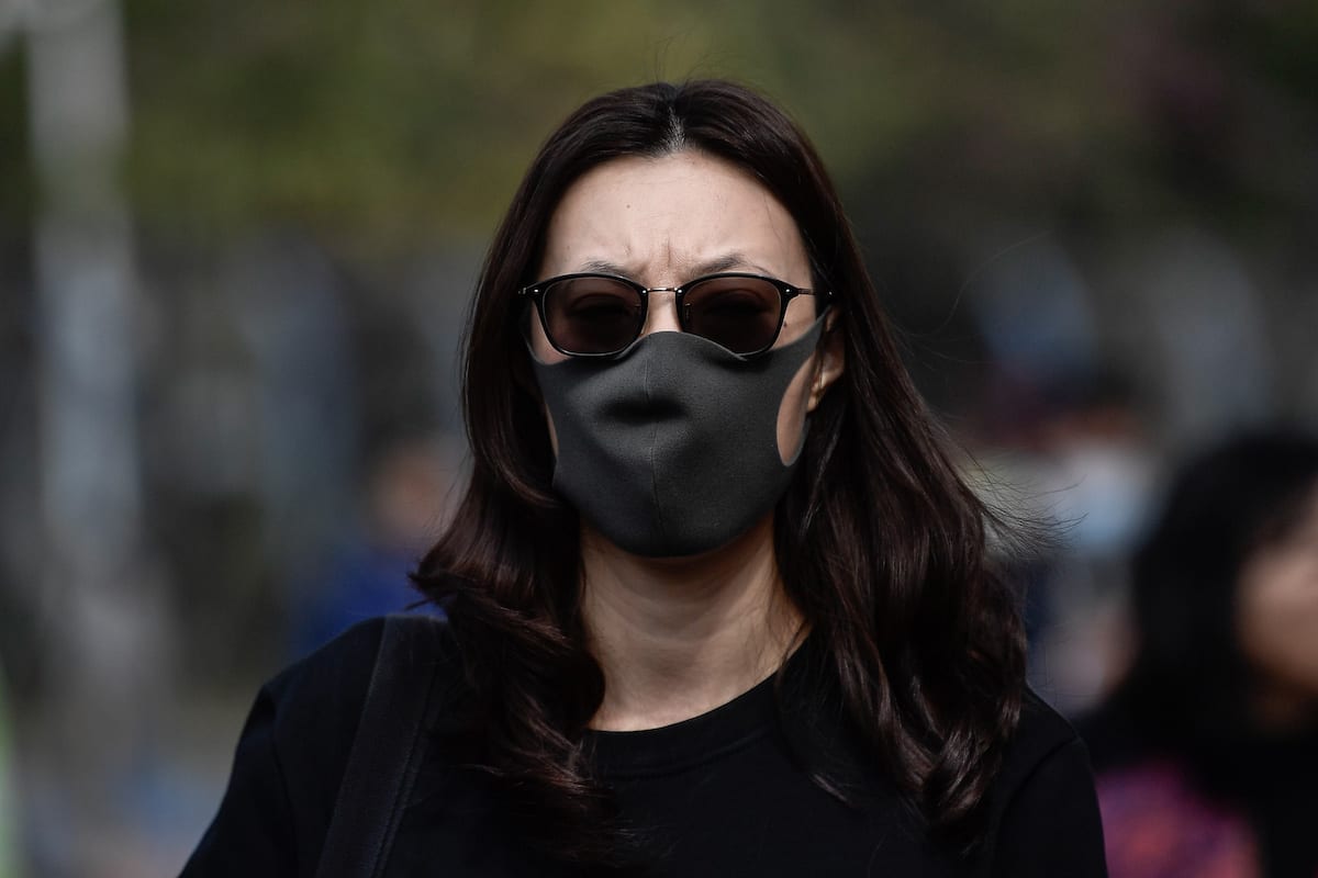 Los ciudadanos usan máscaras para defenderse de nuevos virus el 22 de enero de 2020 en Guangzhou, China [Agencia Stringer / Anadolu]