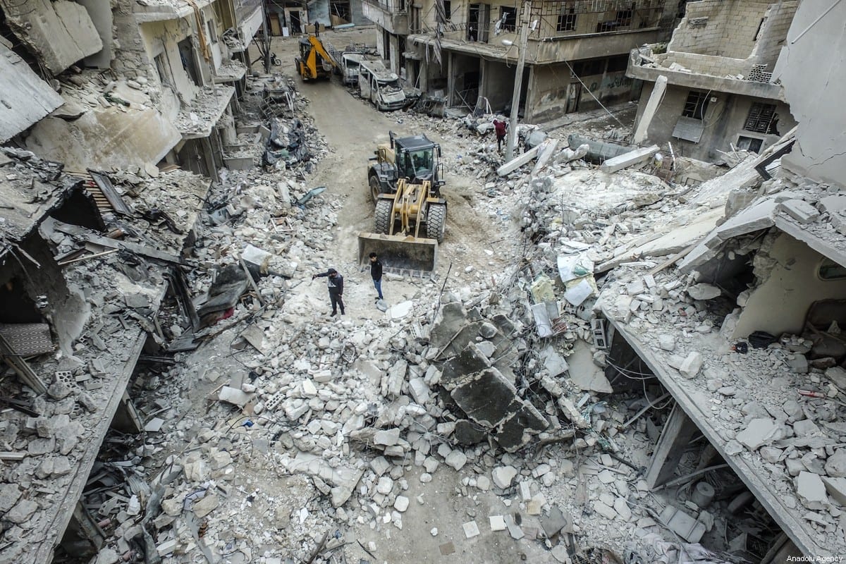 Edificios derrumbados y dañados después de que aviones de combate rusos golpearan áreas residenciales en Idlib, Siria, el 30 de enero de 2020 [İzzeddin İdilbi / Agencia Anadolu]