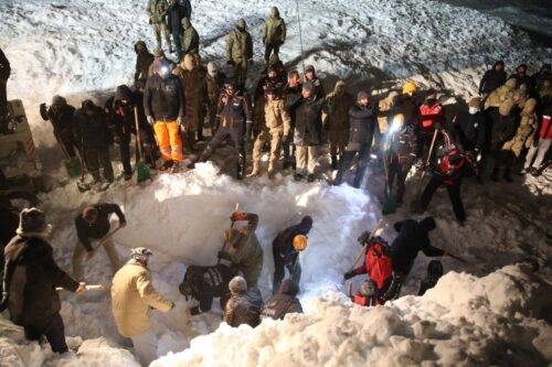 Los trabajos de búsqueda y rescate continúan en el sitio para encontrar un equipo de construcción y una camioneta, que han sido enterrados bajo avalancha con pasajeros, en la carretera Van-Bahcesaray en Van, Turquía, el 4 de febrero de 2020 [Agencia Özkan Bilgin / Anadolu]