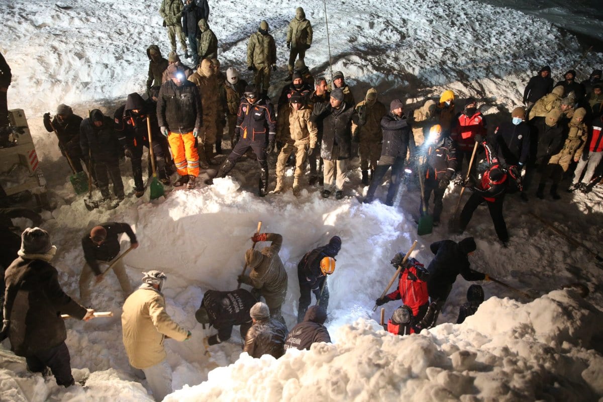 Los trabajos de búsqueda y rescate continúan en el sitio para encontrar un equipo de construcción y una camioneta, que han sido enterrados bajo avalancha con pasajeros, en la carretera Van-Bahcesaray en Van, Turquía, el 4 de febrero de 2020 [Agencia Özkan Bilgin / Anadolu]